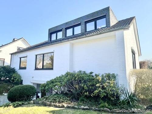 Straßenansicht seitlich - Einfamilienhaus mit 190,00 m&sup2; in Altenholz zum Kaufen