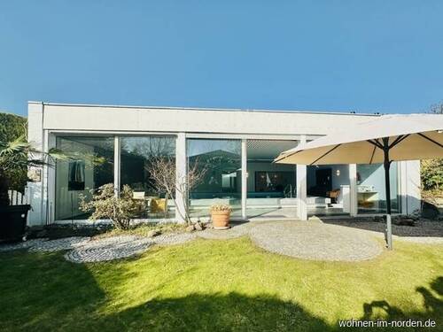 Garten mit Schwimmhalle - 