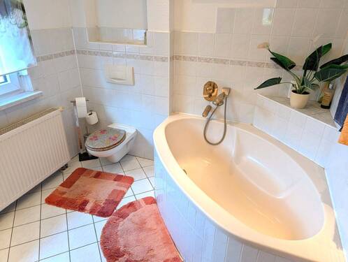 Bad mit Wanne oben - Mehrfamilienhaus, Wohnhaus mit 193,80 m&sup2; in Bad Schmiedeberg zum Kaufen