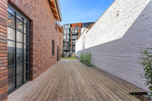 Terrasse mit Zugang vom Wohnzimmer dem Flur und dem Schlafzimmer - 