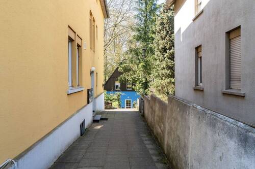 Hauszugang von der Straße - 4 Zimmer Einfamilienhaus in Bielefeld