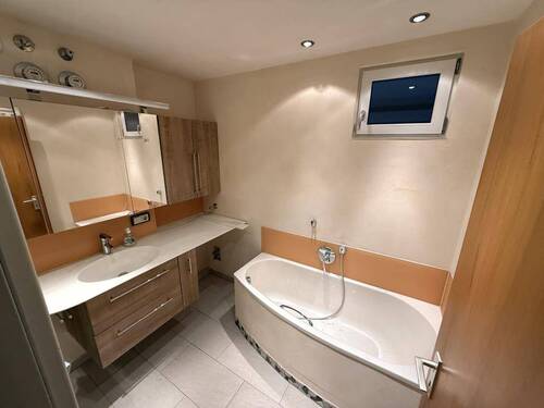 Badezimmer-Badewanne - Etagenwohnung mit 112,00 m² in Villingen-Schwenningen zum Kaufen