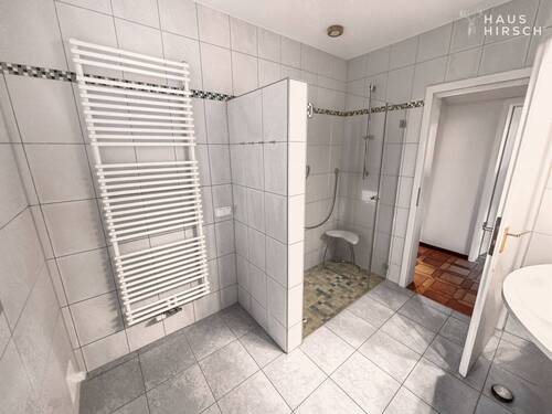 Geräumiges Badezimmer EG - 