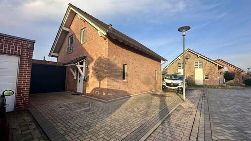 Hausfront Straßenansicht - *** Freistehend. Ruhig. Durchdacht. Ein Zuhause mit Garten und Herz. ***