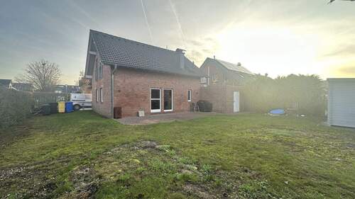 Hausfront Hinten - 4 Zimmer Mehrfamilienhaus, Wohnhaus zum Kaufen in Nettetal