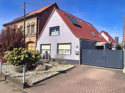 Hausansicht - Gepflegtes Zuhause mit viel Platz für Familie, Hobby und Zukunft !