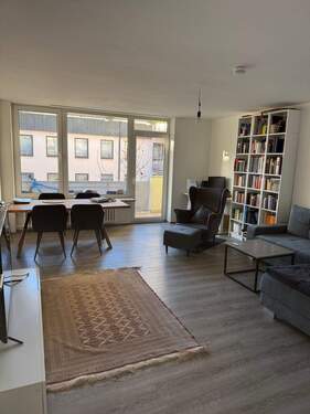 Wohnzimmer
- Helle 2- Zimmer Wohnung mit Einbauküche