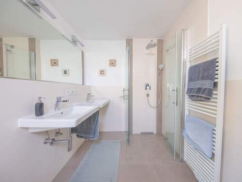 Badezimmer - Reihenendhaus mit 137,00 m&sup2; in Utting am Ammersee / Holzhausen (Ammersee) zum Kaufen