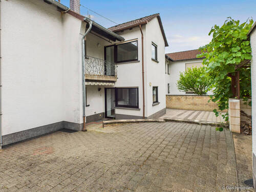 Hof mit Blick auf Küche in EG und OG - Mehrfamilienhaus, Wohnhaus mit 220,00 m² in Wadgassen zum Kaufen