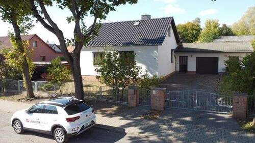 Straßenansicht - Einfamilienhaus mit Wohlfühlcharakter