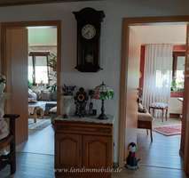 Wohnhaus mit Nebengebäude - 