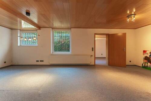 Großes Zimmer im Keller - 