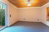 Kleines Zimmer im Keller mit Ausgang zum Garten - 