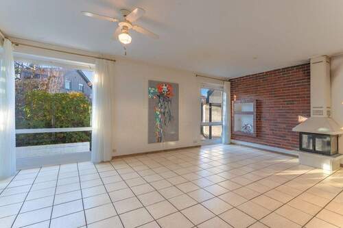 Wohnzimmer mit Kamin und Wintergarten - 