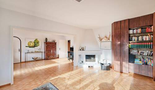 OG- Wohn-Essbereich - Großzügiges Mehrfamilienhaus & kleines EFH in zentraler Lage *** beide LEERSTEHEND***