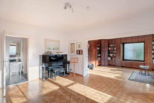 Tolles Wohnzimmer offen gestaltet sehr groß - 1 Zimmer Einfamilienhaus zum Kaufen in Esslingen am Neckar