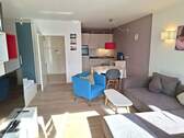 Wohnbereich Richtung Flur und Küche - 1 Zimmer Etagenwohnung in Timmendorfer Strand