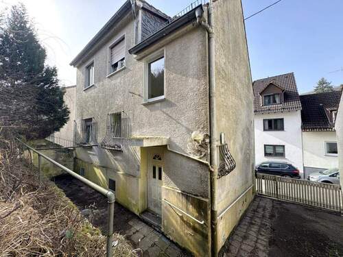 Hof und Eingang - 4 Zimmer Einfamilienhaus zum Kaufen in Wiesbaden