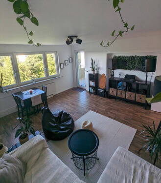 helles Wohnzimmer mit Balkon - sanierte 3-Zimmerwohnung mit sonnigem West-Balkon & Stellplatzmöglichkeit??