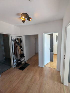 Flur mit Zugang in alle Zimmer - 