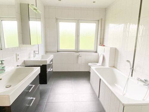 ... mit Wanne und Dusche - 