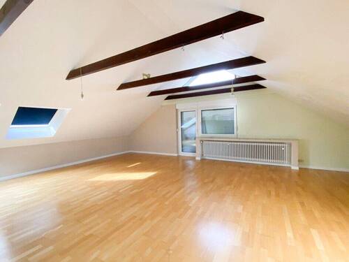 ... mit Zugang zum Balkon - 