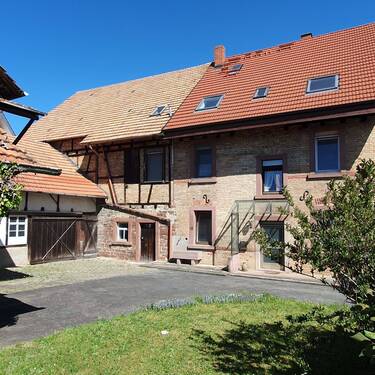 Haus Rückseite mit Scheune - 9 Zimmer Mehrfamilienhaus, Wohnhaus zum Kaufen in Kieselbronn