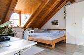 Schlafzimmer mit Holzdecke - 