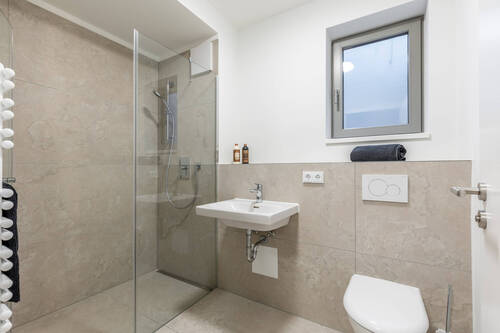 Bad mit Dusche - 1 Zimmer Etagenwohnung in München