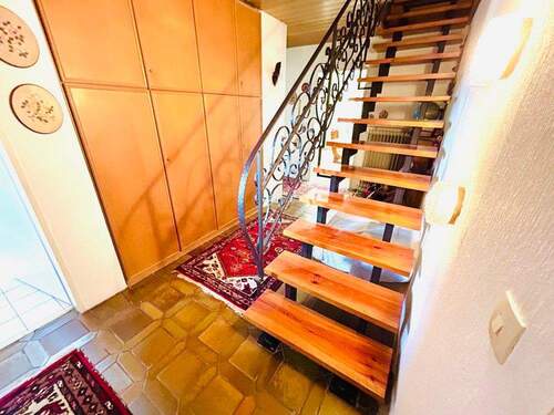 Die Treppe zum Dachgeschoss Ihres hinteren Haus(teil)es - mit Einliegerwohnung - 