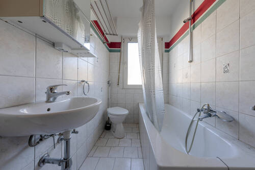 1.OG li. Badezimmer - 