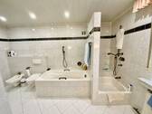mit Badewanne und Dusche - 