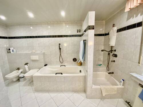mit Badewanne und Dusche - 