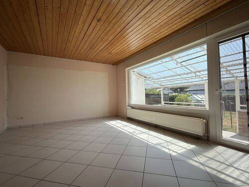 Wohnzimmer - 5 Zimmer Einfamilienhaus zum Kaufen in Homburg