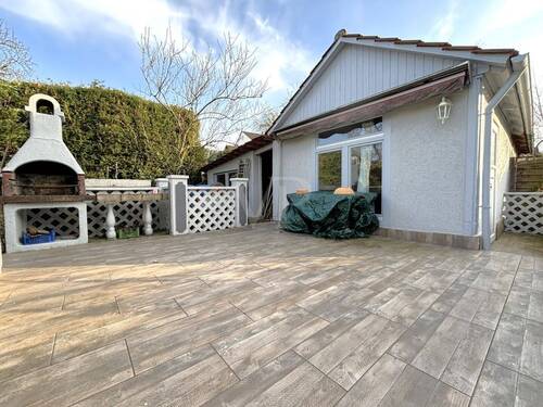 Gartenhaus mit Grillplatz - 