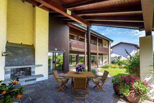 Überdachter Freisitz mit offener Feuerstelle Einrichtungsbeispiel - 