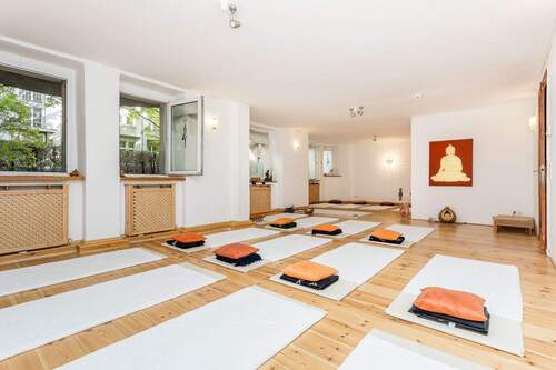 großes Zimmer zur Straße - 