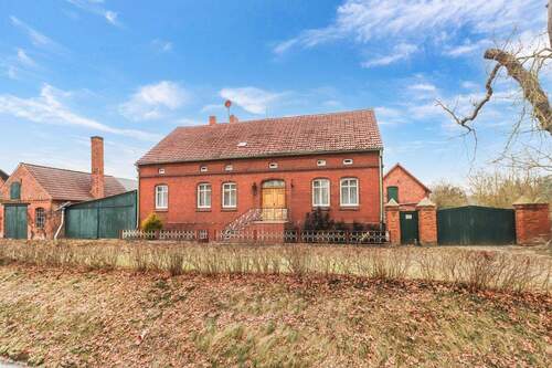 Straßenansicht - Platz für Familie, Tiere und Ideen - Einfamilienhaus mit großem Grundstück und Nebengebäuden