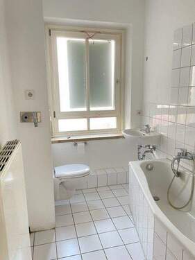 Tageslichtbad mit Wanne - Etagenwohnung mit 54,00 m&sup2; in Chemnitz zur Miete