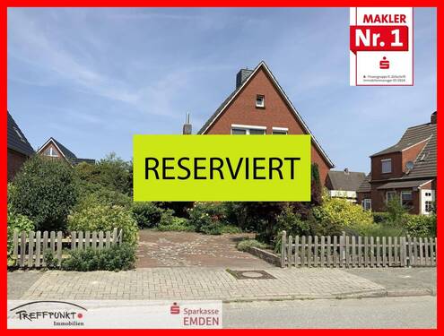Vorderansicht mit sehr großem Stellplatz - Sehr gepflegtes Einfamilienhaus mit Garage und vielen Extras!