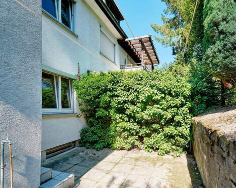 Kleiner Terrassenbereich im Garten - 