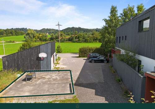 Hauseingang sowie Hofeinfahrt mit zwei Außenstellplätzen - 5 Zimmer Doppelhaushälfte zum Kaufen in Dietmannsried