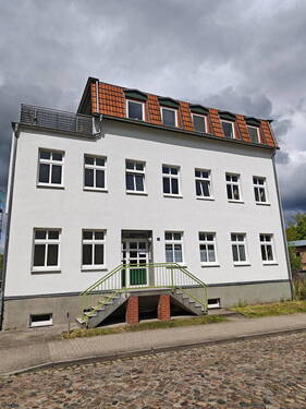 Vorderansicht - Helle 2-Zimmer-Wohnung in Eldena - Balkon, saniertes Bad, Stellplatz inklusive