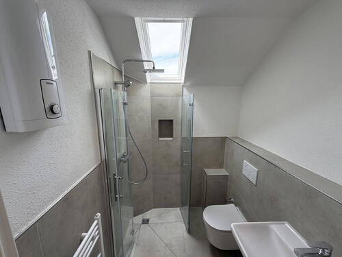 Bad mit Blick in den Himmel - Frisch sanierte 44 m² Dachgeschoss-Singlewohnung - nur 3 Min. zum Phoenixsee, Dortmund-Schüren