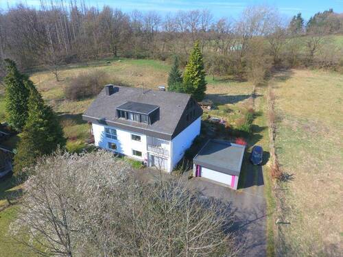 Luftaufnahme 1 - Ruhig, familienfreundlich und naturverbunden! Zweifamilienhaus in Ortsrandlage von Hergenroth