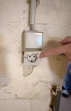 Steckdose in IHREM Keller, nebst eigenem Licht - 