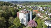 Drohnenfoto - Sofort einziehen: Gepflegte 3-Zi.-Wohnung mit Stellplatz und Einbauküche