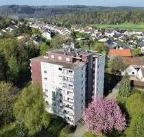Sofort einziehen: Gepflegte 3-Zi.-Wohnung mit Stellplatz und Einbauküche - Kreuzwertheim