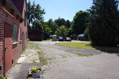 Hof mit Bauplatz - 
