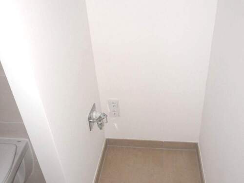 mit Platz für Ihre Waschmaschine (Toplader) - 